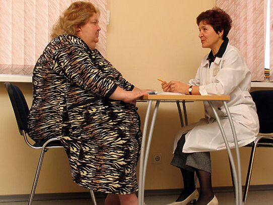 Ao consultar a un flebólogo, un paciente con varices debido á obesidade