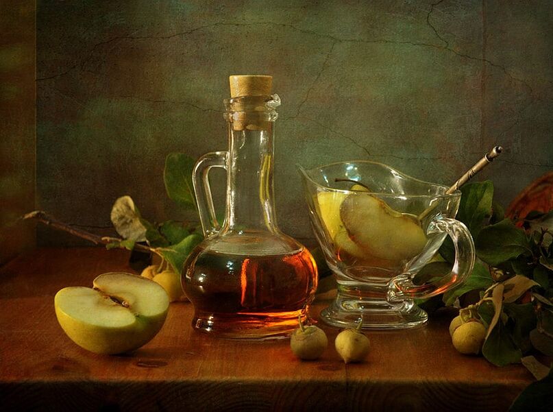O vinagre de mazá natural axudarache a desfacerte das varices das pernas. 